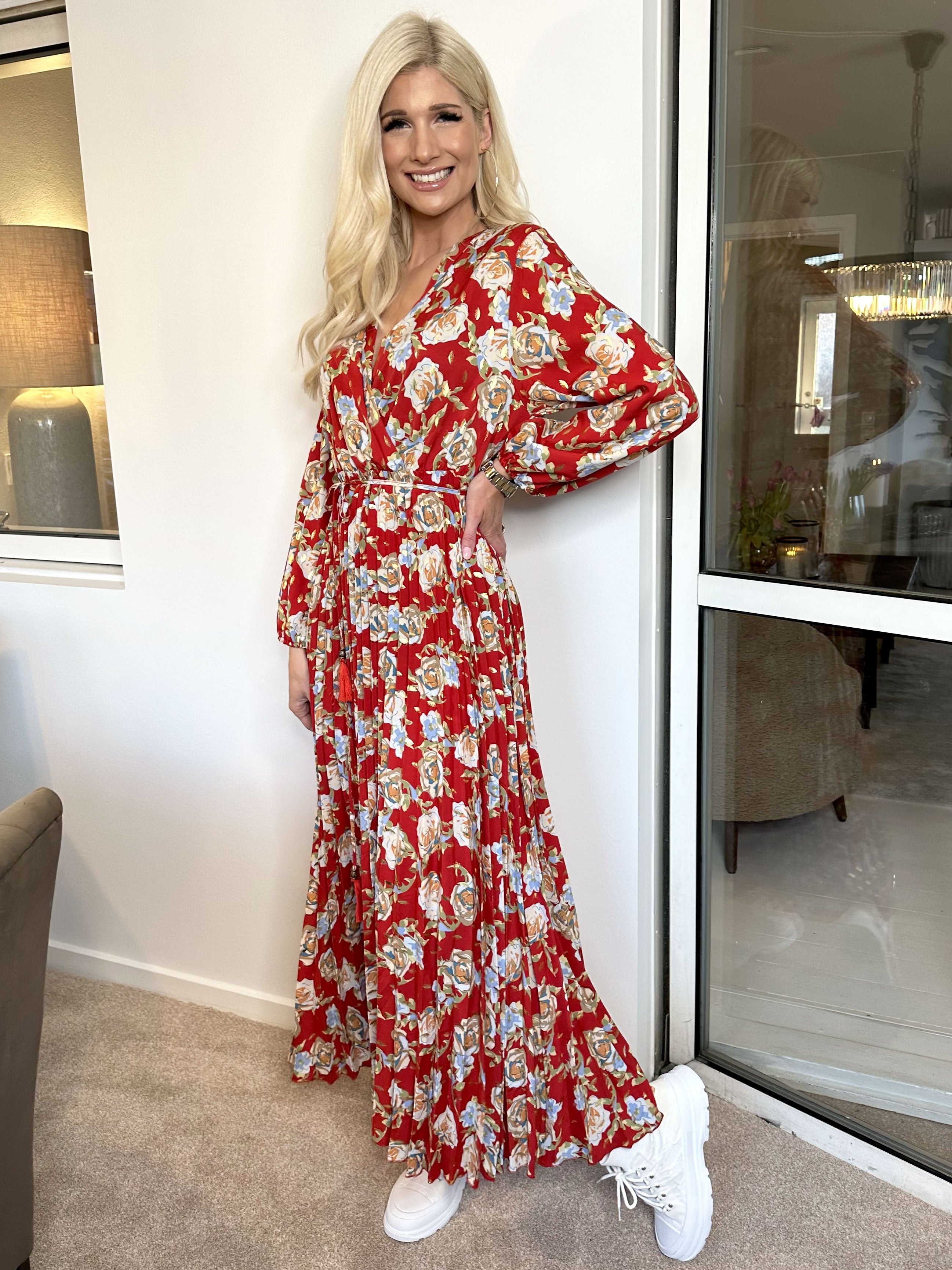 Marinella Rose - Vacker lång klänning med rosmotiv - Black